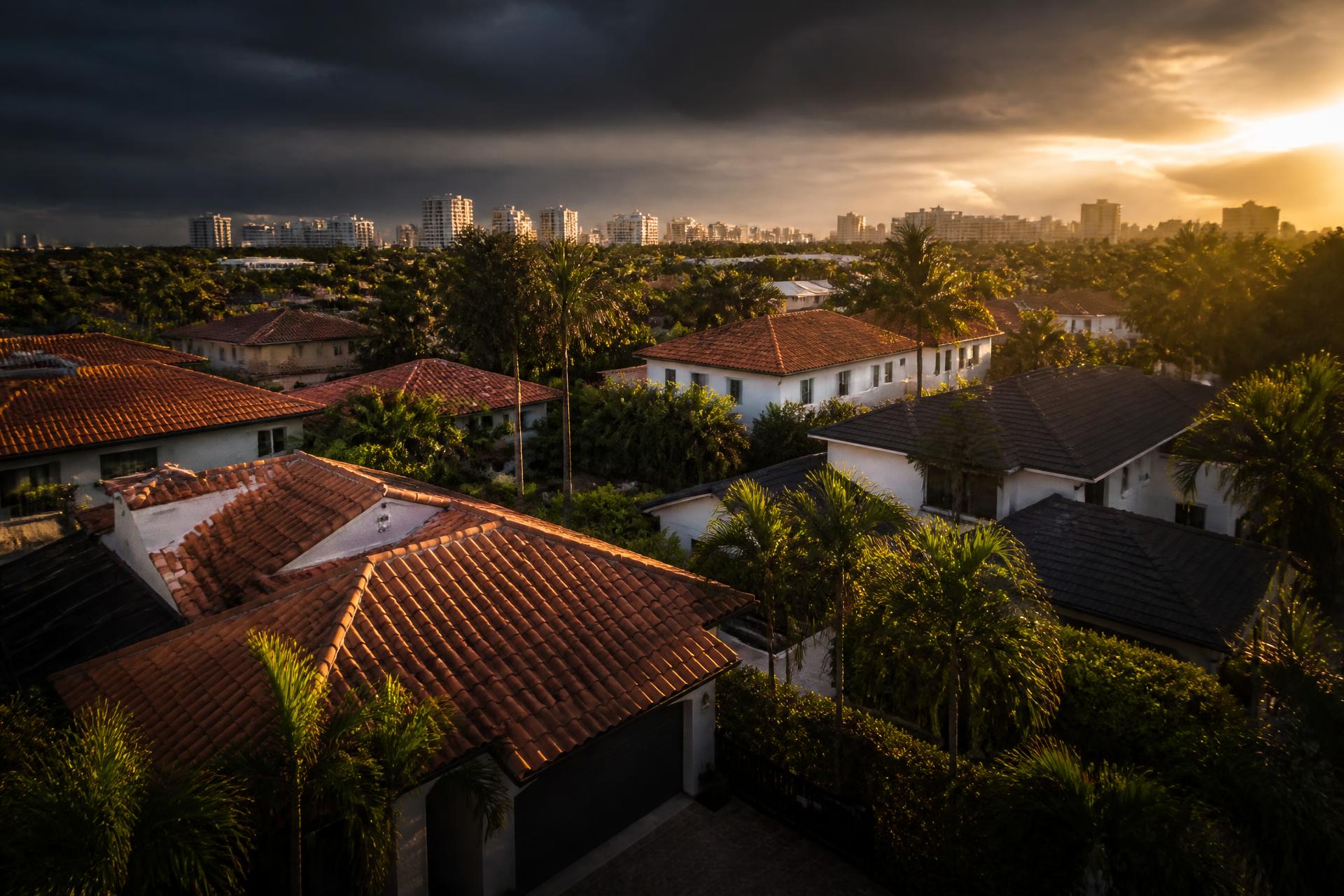 Vista aérea de techos en Miami al atardecer